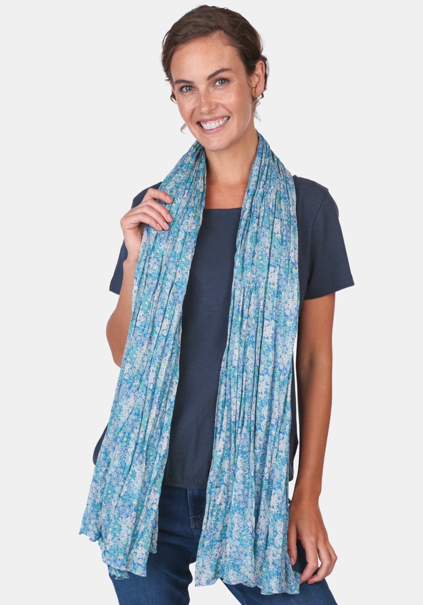 Brünette Frau frontal präsentiert Sorgenfri Sylt Schal Jaltea aus Baumwolle - lapis | Ganzkörperansicht