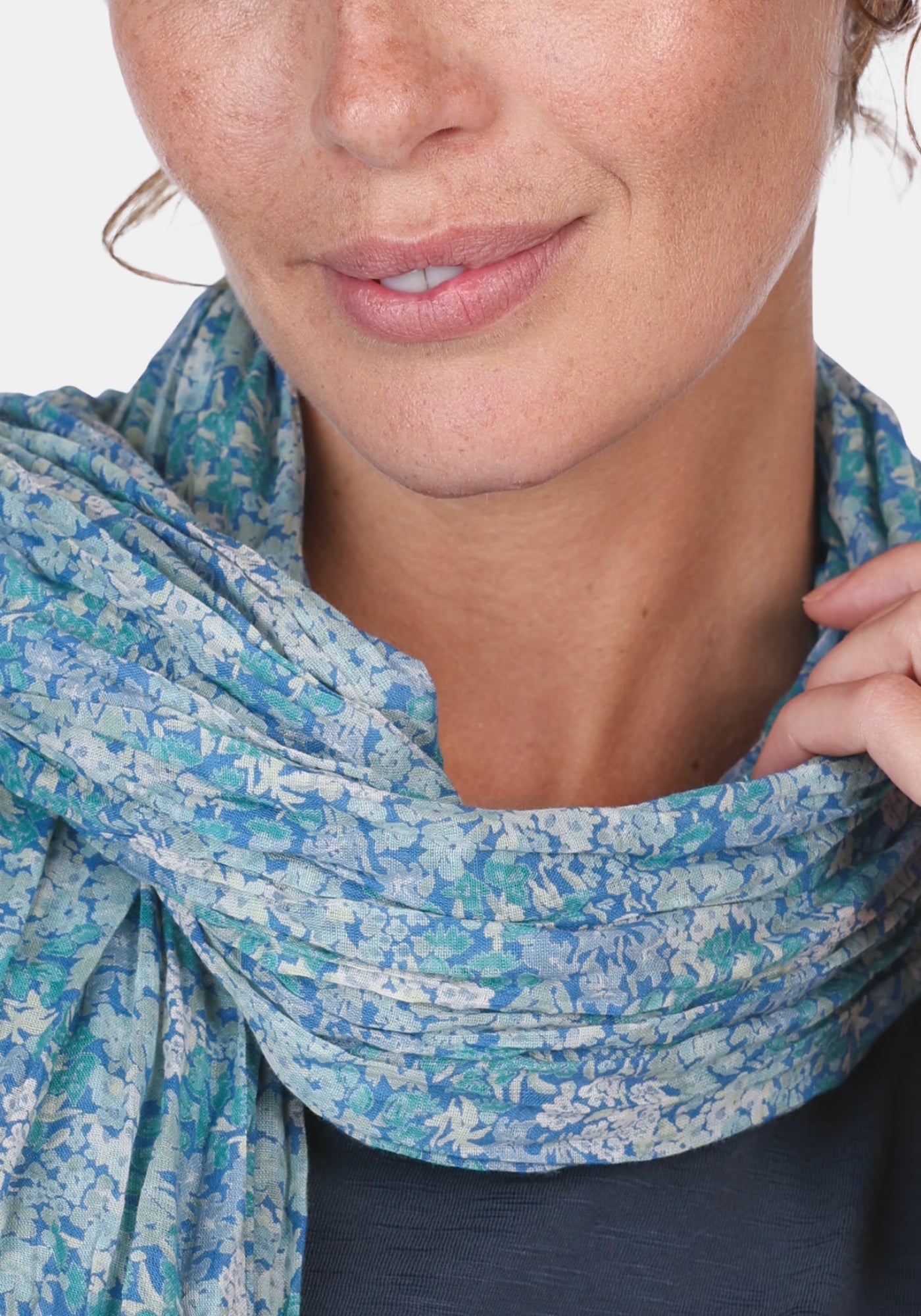 Makroaufnahme Schal drapiert an Hals im Modell Sorgenfri Sylt Schal Jaltea aus Baumwolle - lapis | Makro‑Portrait