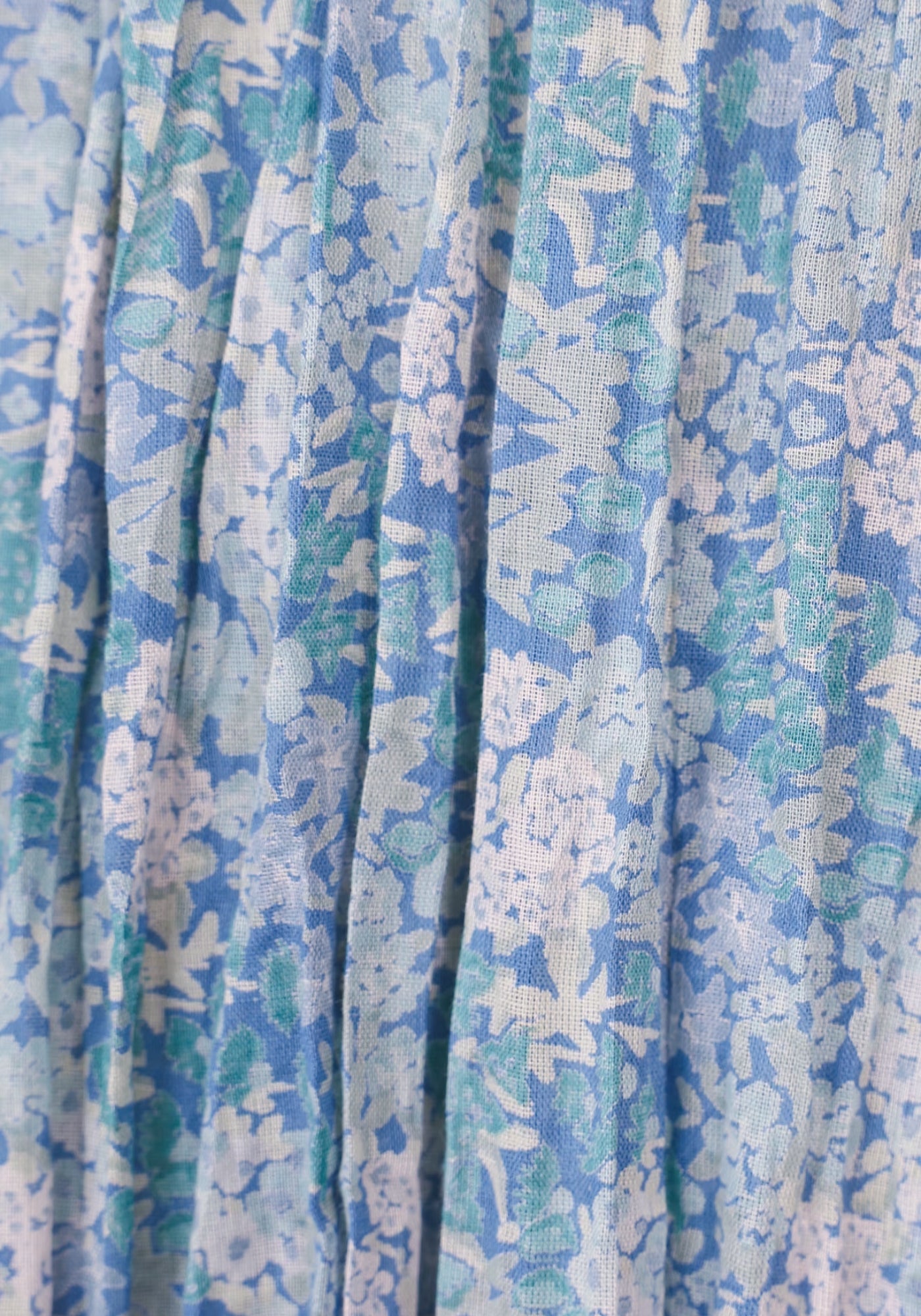 Makroaufnahme floraler Print Sorgenfri Sylt Schal Jaltea aus Baumwolle - lapis | Makroansicht