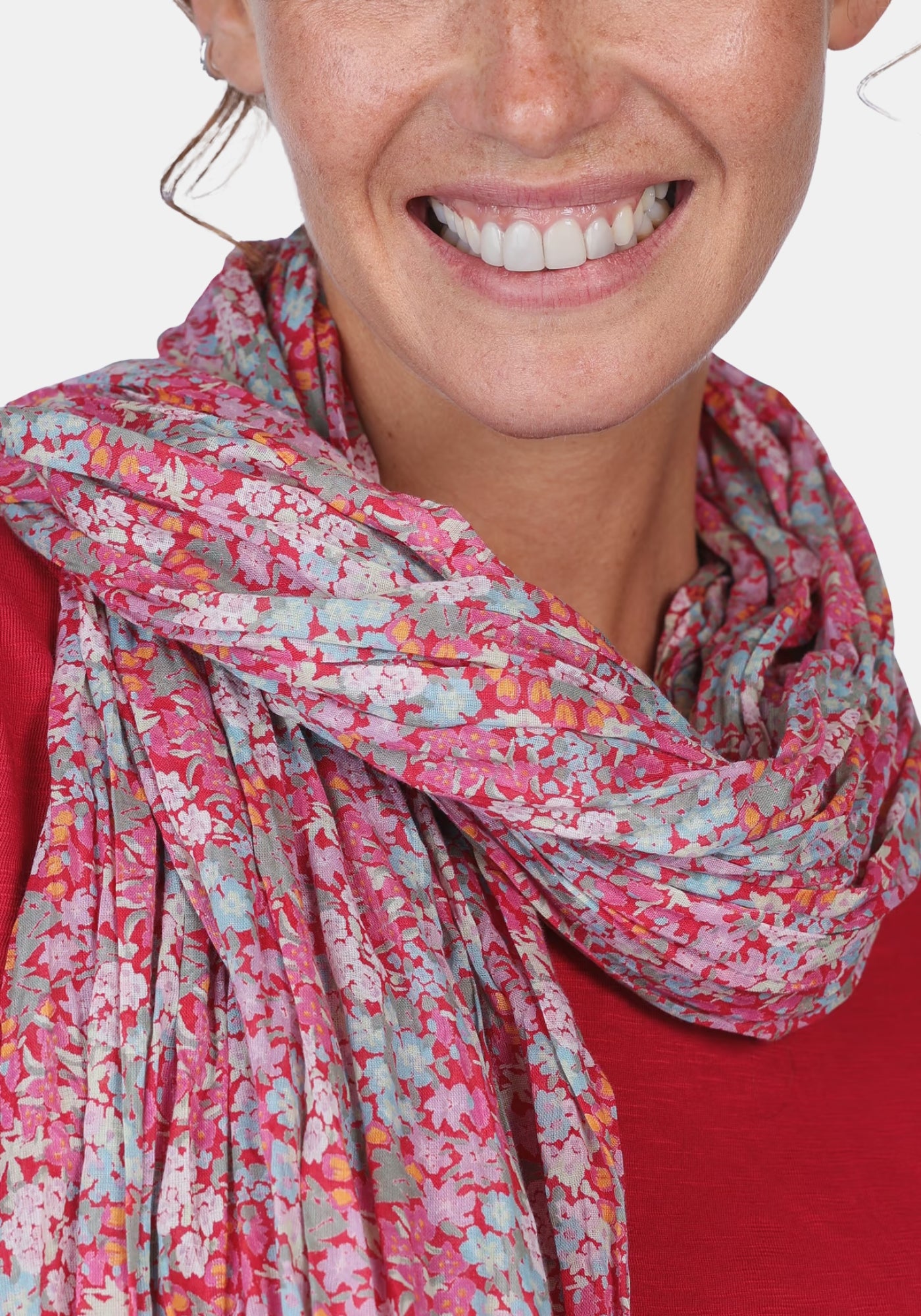 Nahaufnahme Drapierung des Sorgenfri Sylt Schal Jaltea aus Baumwolle – rubin | floral | Drapierung‑Makroansicht