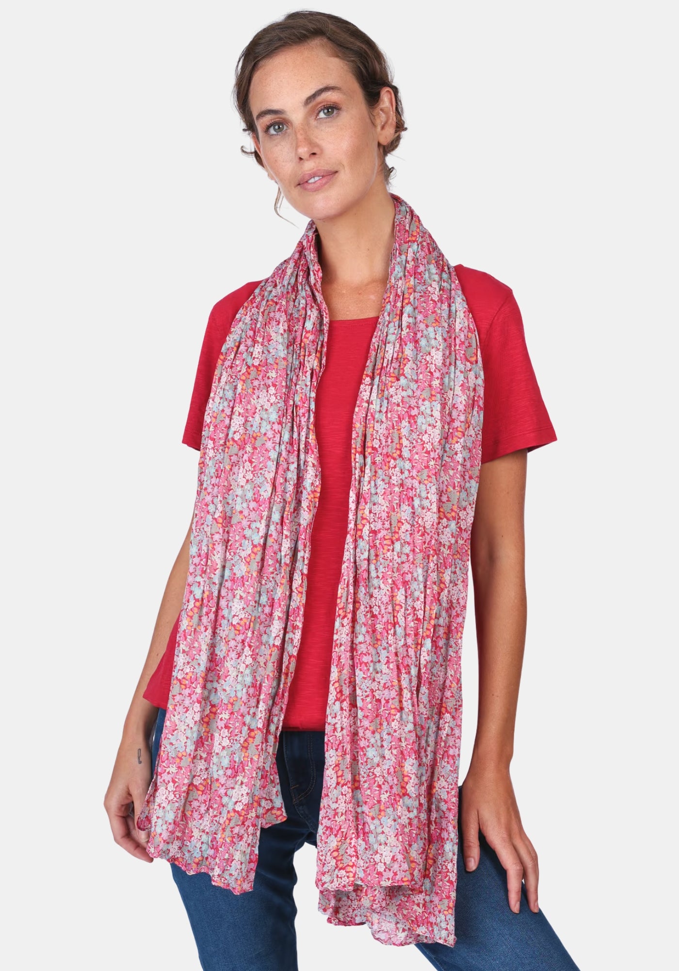Ganzkörperaufnahme Frau trägt Sorgenfri Sylt Schal Jaltea aus Baumwolle – rubin | floral | Ganzkörper‑Vorderansicht