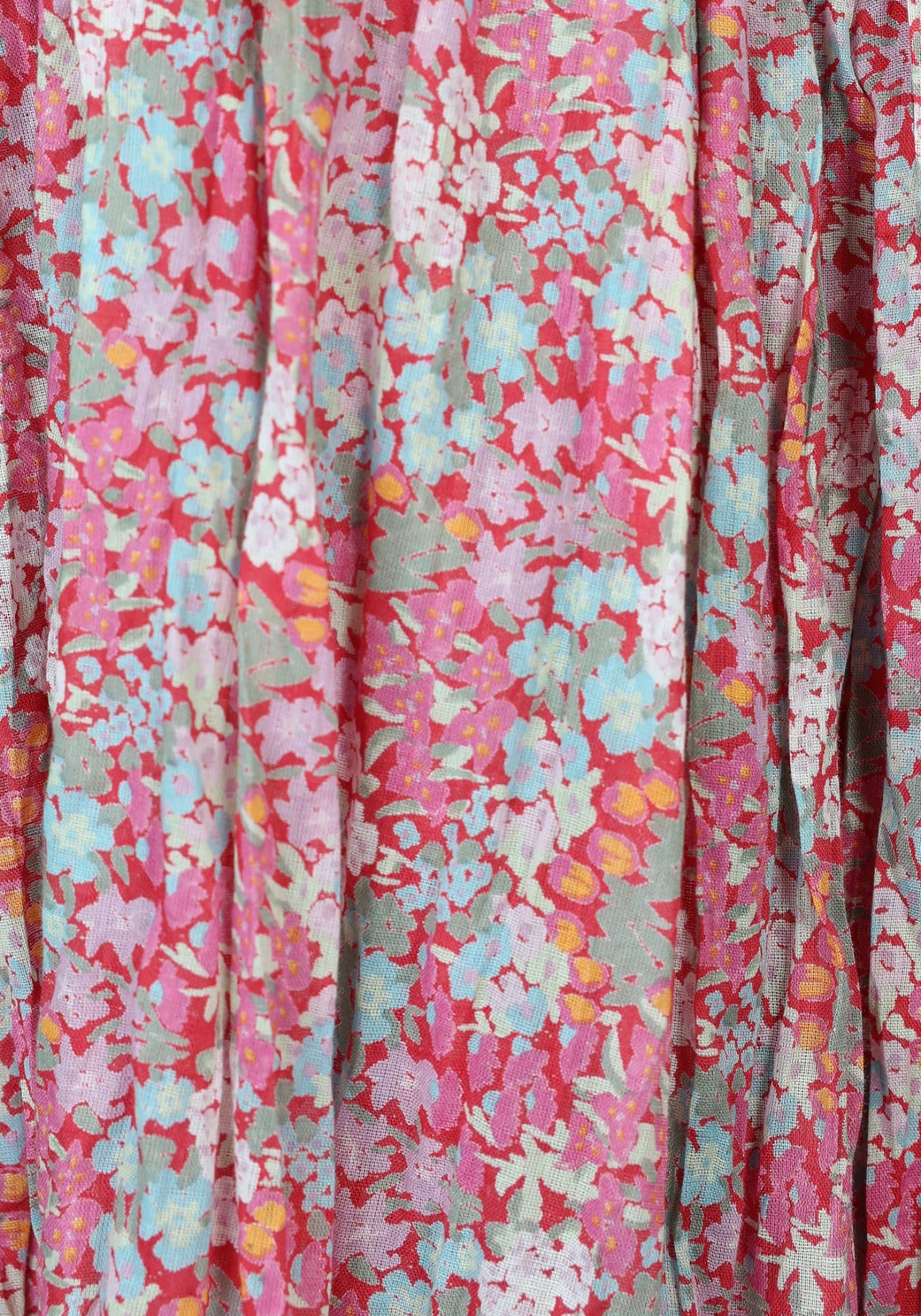 Makroaufnahme floraler Print am Sorgenfri Sylt Schal Jaltea aus Baumwolle – rubin | floral | Textur‑Makroansicht