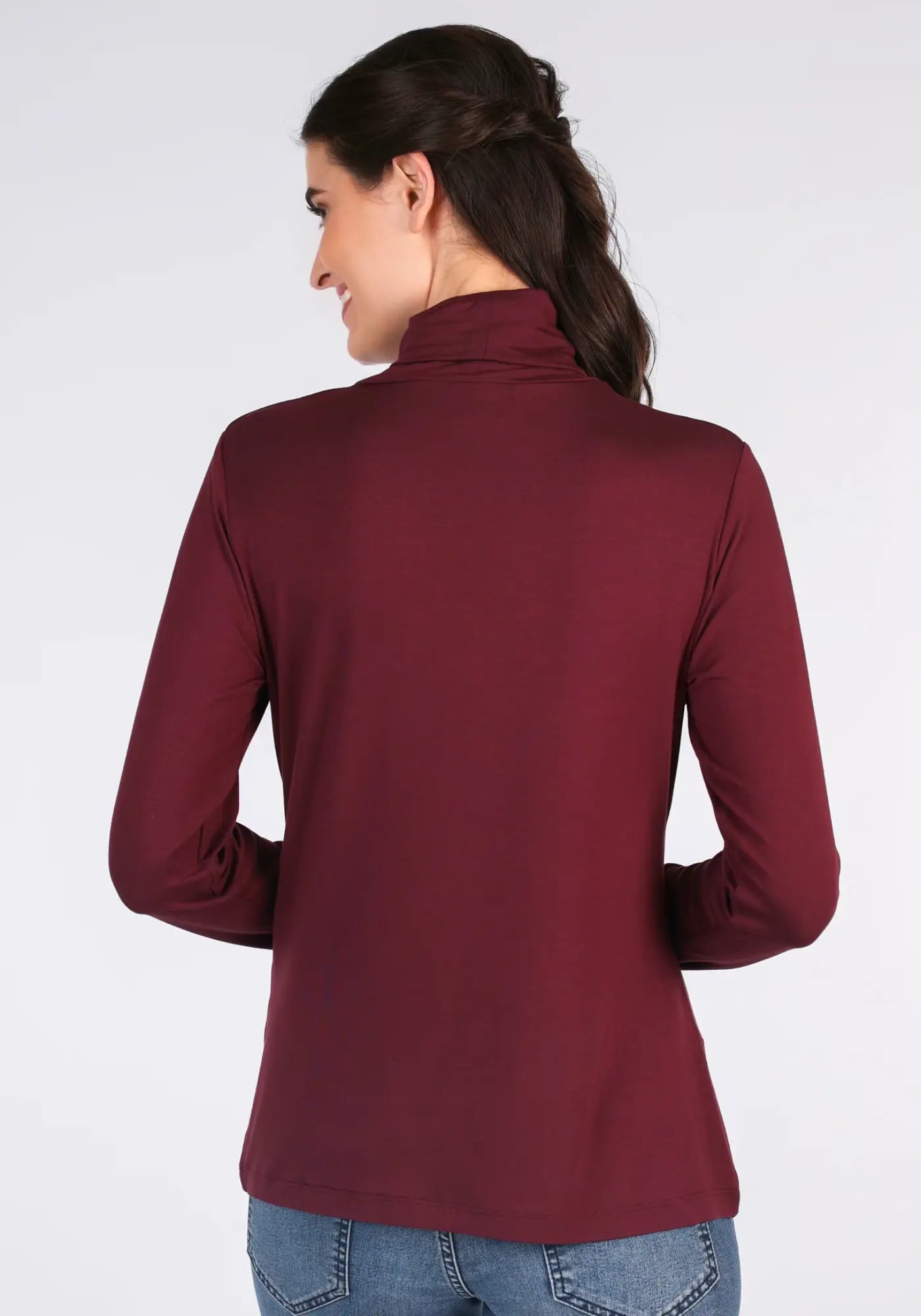 Das Adaa Langarmshirt in Rot bietet eleganten Stil mit seinem klassischen Rollkragen. Weiche Viskose und Elasthan sorgen für eine perfekte Passform und hohen Komfort.