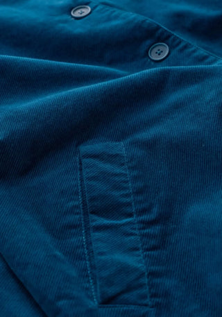 Die Brightwork Jacke in Blau bringt mit ihrem leichten, langlebigen Cordstoff einen maritimen Touch in jedes Outfit. Die kastige Form und Workwear-Details sorgen für eine lässige Eleganz.