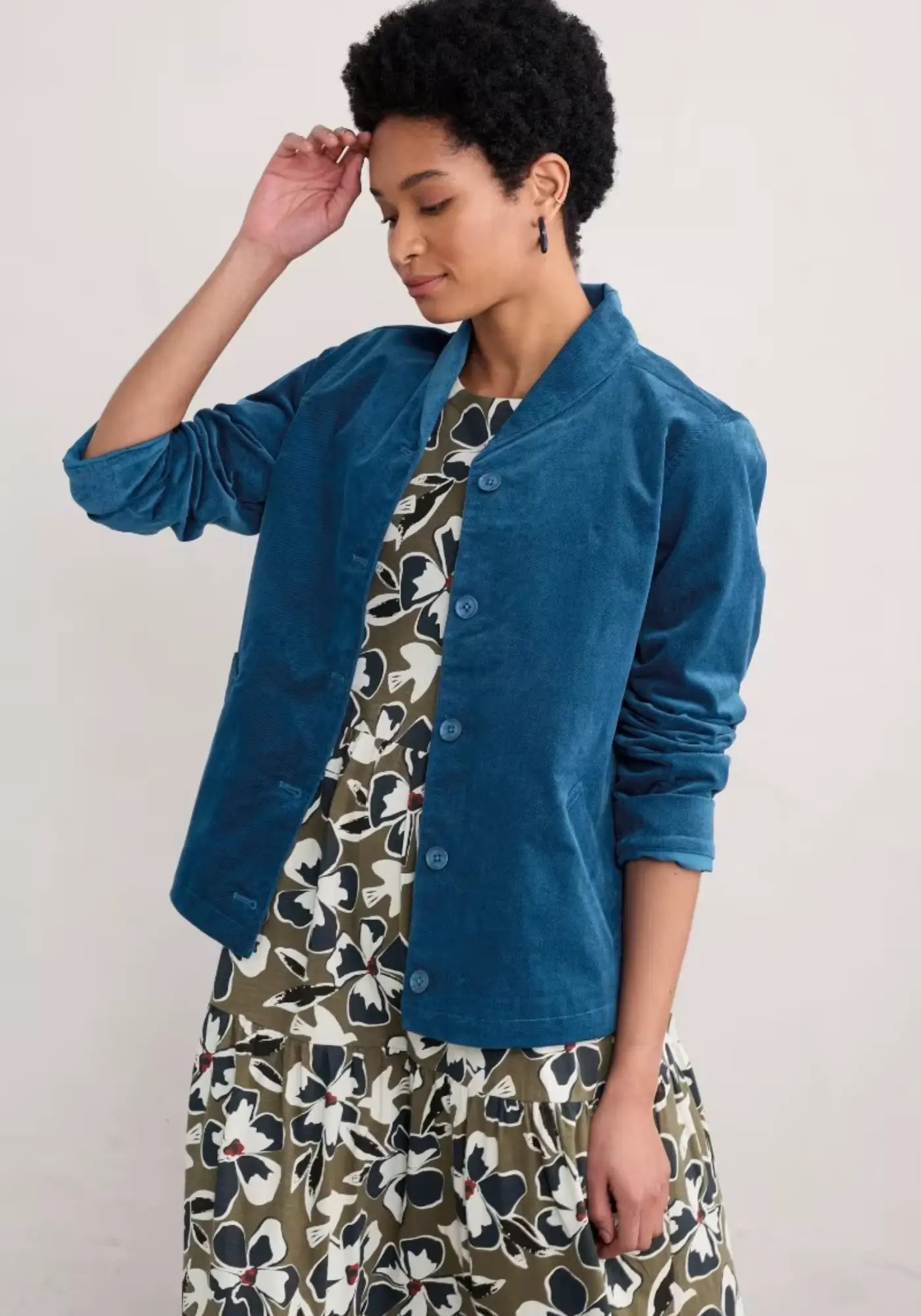Die Brightwork Jacke in Blau, gefertigt aus leichtem Cord, vereint Workwear-Details mit einem eleganten Schalkragen. Ideal für strukturierte und stilvolle Outfits.