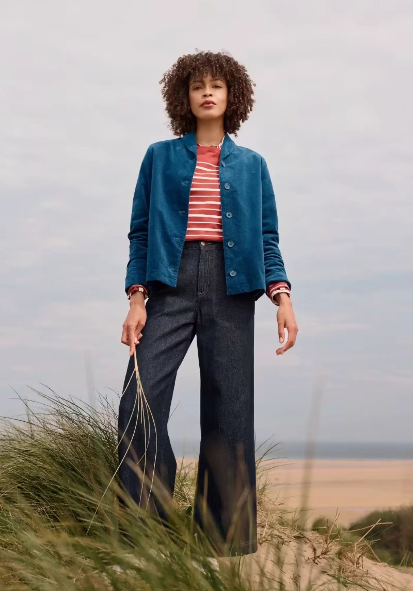 Die Brightwork Jacke in Blau aus leichtem Cordstoff bietet eine lässige kastige Form und maritime Details. Perfekt zum Kombinieren mit floralen Kleidern oder Streifenlooks.