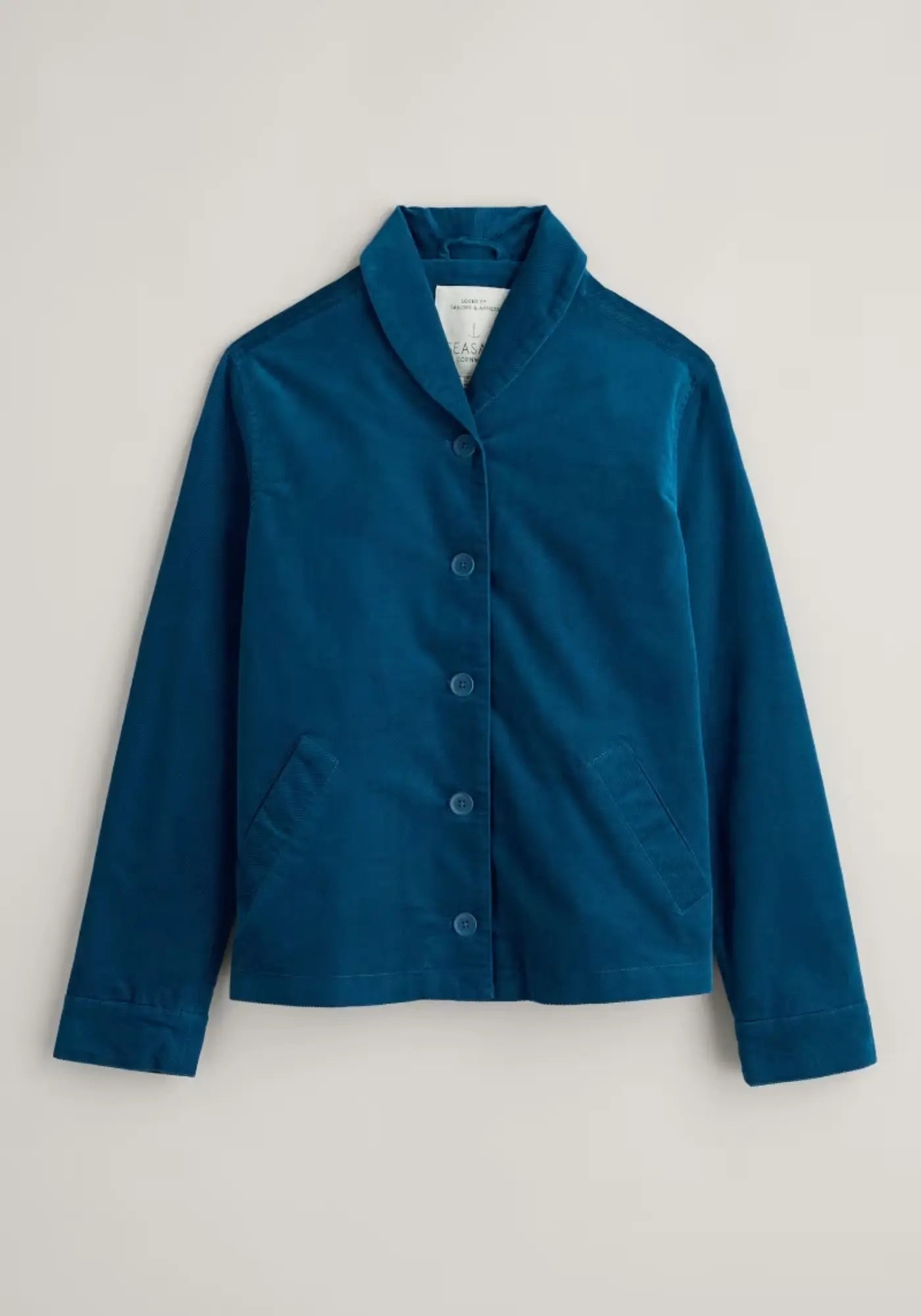 Diese Brightwork Jacke in Blau überzeugt durch ihre strapazierfähige Baumwolle und den Schalkragen. Die Farben werden mit jedem Tragen einzigartiger, perfekt für einen individuellen Look.