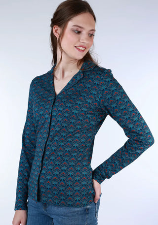Florale Celeste Bluse in Blau, gefertigt aus EcoVero Viskose von Sorgenfri Sylt. V-Ausschnitt und Knopfleiste, sportlich-elegant für jeden Anlass.