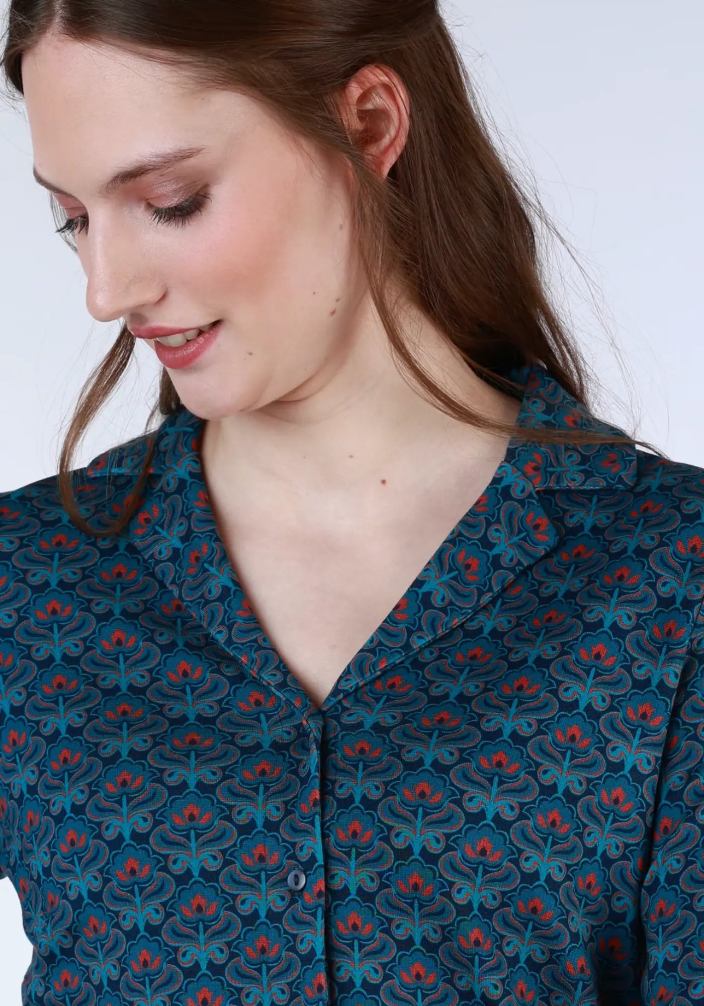 Florale Celeste Bluse in Blau von Sorgenfri Sylt, hergestellt aus EcoVero Viskose. Mit V-Ausschnitt und floralem Retro-Muster für vielseitige Outfits.