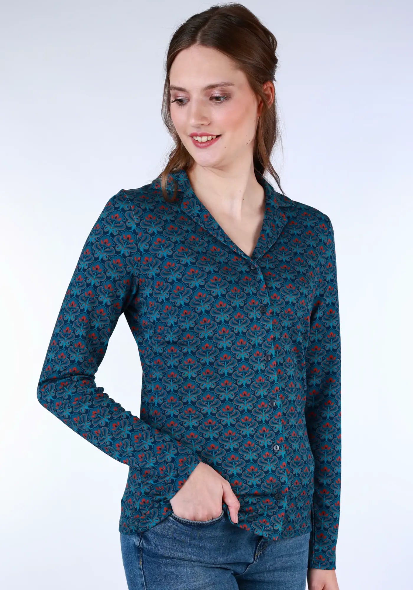 Retro Flower Bluse Celeste von Sorgenfri Sylt, in Blau, 61 cm lang. Aus EcoVero Viskose mit floralem Muster und V-Ausschnitt.