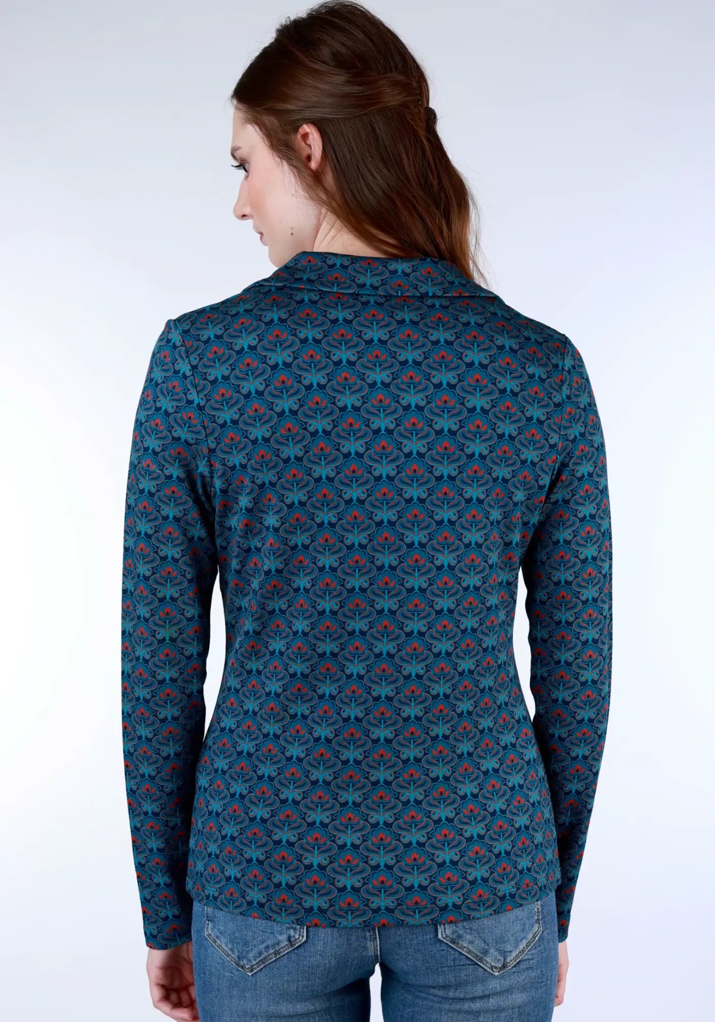 Celeste Bluse Retro Flower in Blau, aus nachhaltiger Viskose von Sorgenfri Sylt. Mit V-Ausschnitt und Knopfleiste, perfekt für stilvolle Looks.