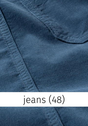 Detailaufnahme der Cordhose in Jeansblau aus 98% Bio-Baumwolle und 2% Elasthan mit GOTS-Zertifizierung. Nachhaltige Damenhose von HEIDEKÖNIGIN.