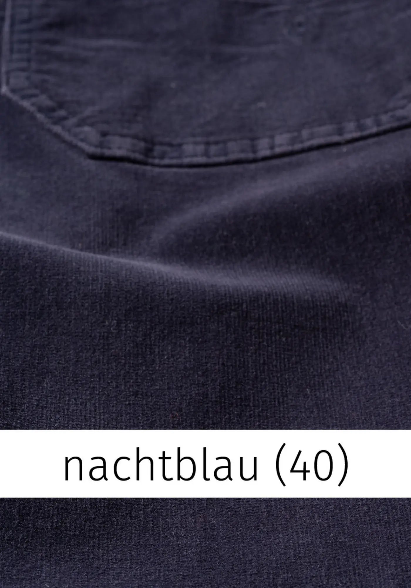 Nachtblaue Cordhose aus Bio-Baumwolle und Elasthan, GOTS-zertifiziert, gefertigt in der Türkei.