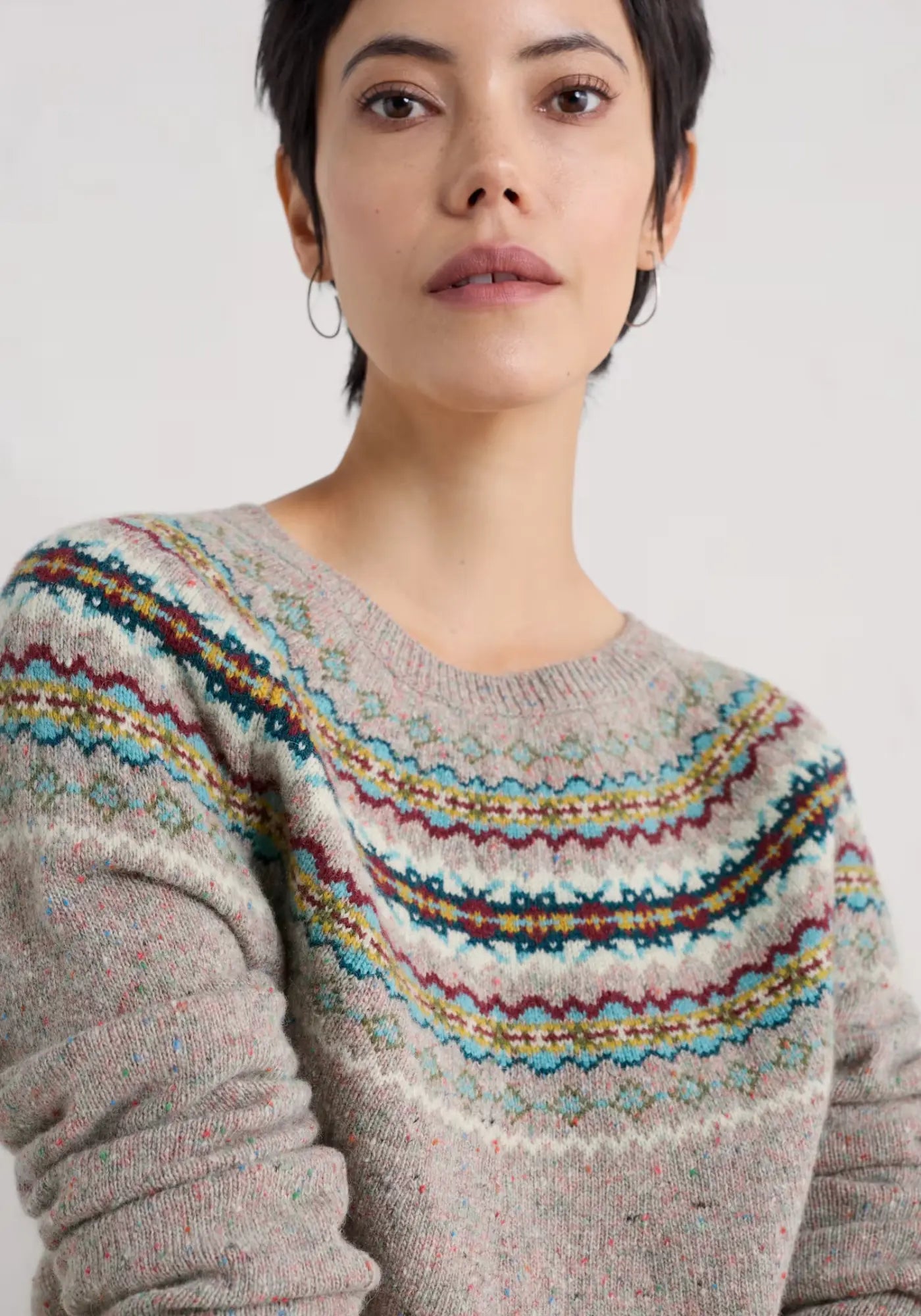 Warmer Pullover mit Raglanärmeln und geripptem Kragen, inspiriert von skandinavischer Strickkunst, aus nachhaltigen Materialien.