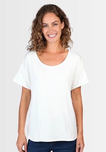 Frau präsentiert das T-Shirt „Betzi“ in Ivory von vorne: Ein unkompliziertes Basic mit lockerem Schnitt, kurzen Ärmeln und komfortabler Länge von 61 cm in Größe M.