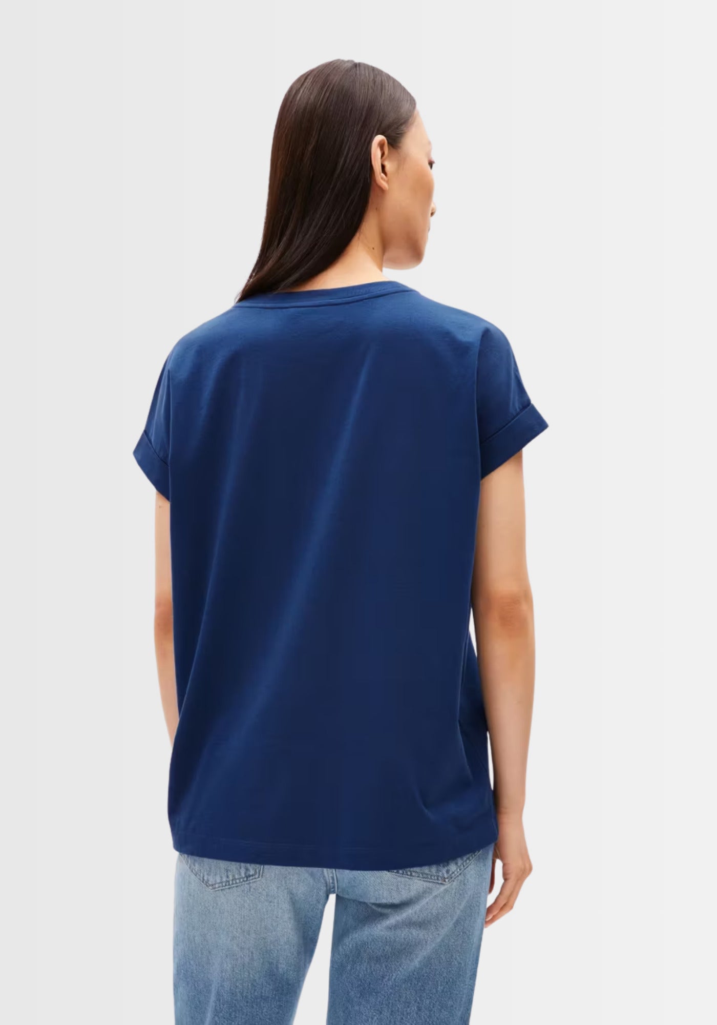 Rückansicht des IDAARA T-Shirts, zeigt die lockere Passform und umgeschlagenen Ärmel, gefertigt in Portugal nach hohen Umweltstandards.
