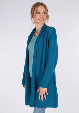 Der Ebbie Cardigan in Hellblau kombiniert zeitlosen Schalkragen-Stil mit erstklassiger Verarbeitung. Ein Long-Cardigan aus weicher Lambswool, der sich vielseitig kombinieren lässt.