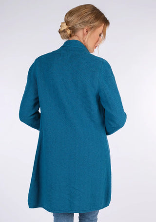 Der Ebbie Long-Cardigan in Hellblau besticht durch seinen sportlich-eleganten Schalkragen und die weiche Wollmischung. Perfekt für lässige und elegante Looks.