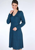 Mit dem Florine Kleid in Blau genießt du die perfekte Mischung aus Komfort und Stil. Der raffinierte Schnitt und der Berry-Druck bringen Eleganz in jede Gelegenheit, erhältlich bei Lieblingsstuecke.