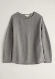 Fruity Jumper Pullover in Oyster Grey aus Merinowolle, oversized und weich. Ideal für gemütliche Outfits mit Jeans oder Röcken.