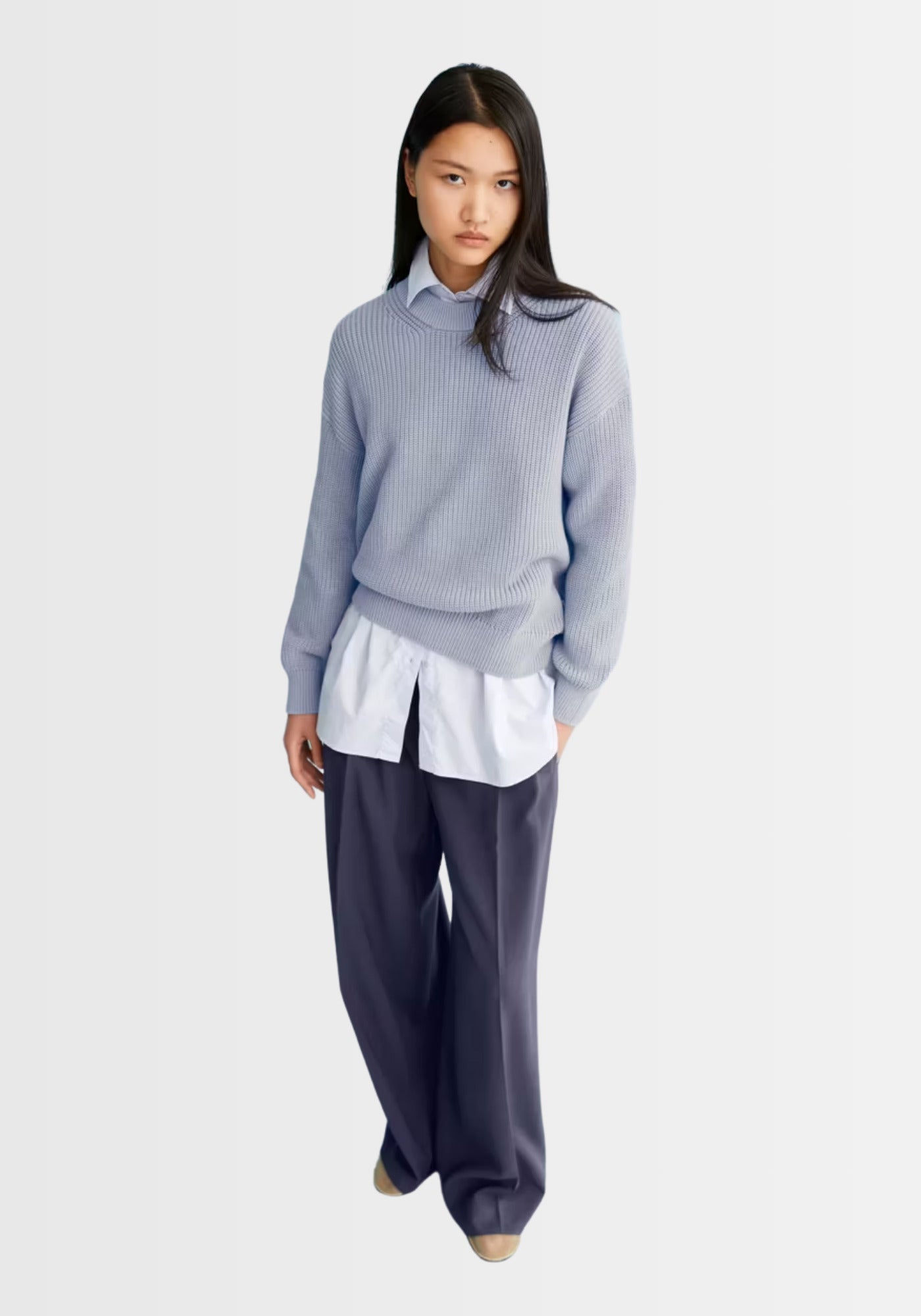 Seitenansicht des HAAYLE Sweaters in „misty morning“, der durch seinen lockeren Schnitt und den strukturierten, rippigen Stoff aus nachhaltiger Bio-Baumwolle überzeugt.