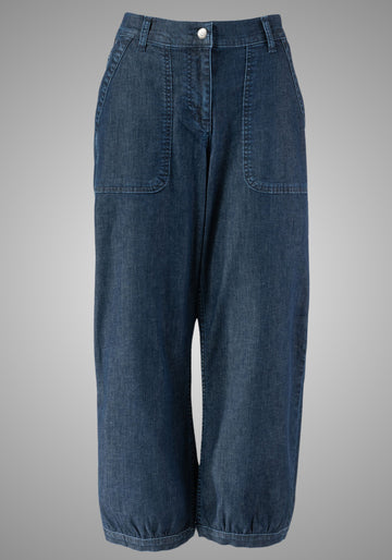Detailansicht der locker geschnittenen Damen-Pumphose in Denimblau von Heidekönigin mit elastischen Bündchen und geräumigen Taschen.

