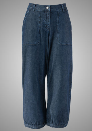Detailansicht der locker geschnittenen Damen-Pumphose in Denimblau von Heidekönigin mit elastischen Bündchen und geräumigen Taschen.

