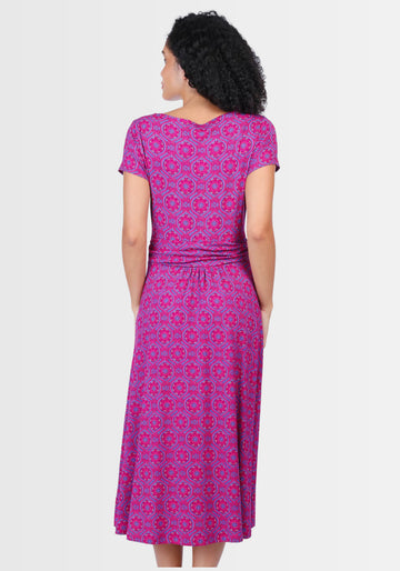 Rückansicht des floralen Midikleids „Malind mandala“ in intensivem Rotton. Die kurzärmelige Passform und das weiche Viskose-Elasthan-Material unterstreichen den femininen Look bei jeder Bewegung.