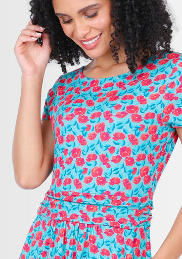 Nahaufnahme des leichten U-Boot-Ausschnitts am Kleid „Malind rosy“. Das weiche LENZING™ ECOVERO™-Viskose-Material unterstreicht den sommerlichen Charakter und sorgt für angenehme Bewegungsfreiheit.