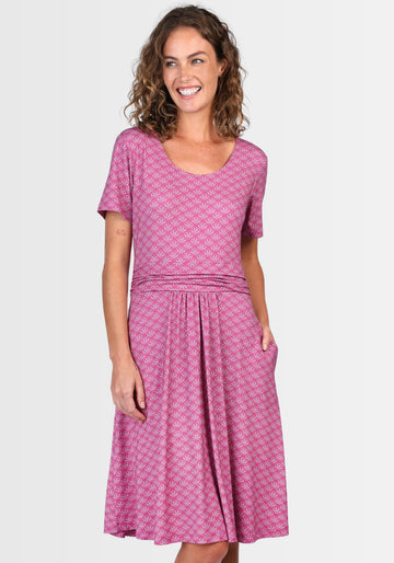 Frontansicht des Kleids „Malindamia“ in Himbeerrot (raspberry) mit leichtem U-Boot-Ausschnitt. Die nachhaltige Viskose-Elasthan-Mischung sorgt für einen fließenden Fall, während der taillierte Schnitt den femininen Charakter unterstreicht.