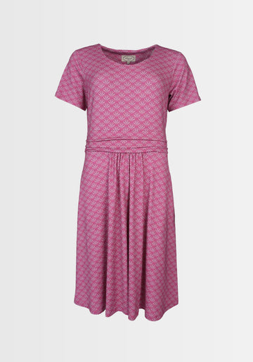 Detailansicht der feinen Viskose-Elasthan-Struktur mit Raffung in der Mitte des Rocks. Der luftige, nachhaltige Stoff verleiht dem Kleid „Malindamia“ in Himbeerrot seine feminine Silhouette.
