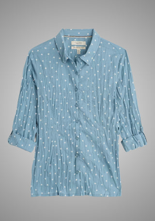 Larissa Shirt aus weicher, GOTS-zertifizierter Bio-Baumwolle mit lässiger Crinkle-Optik und hochkrempelbaren Ärmeln.