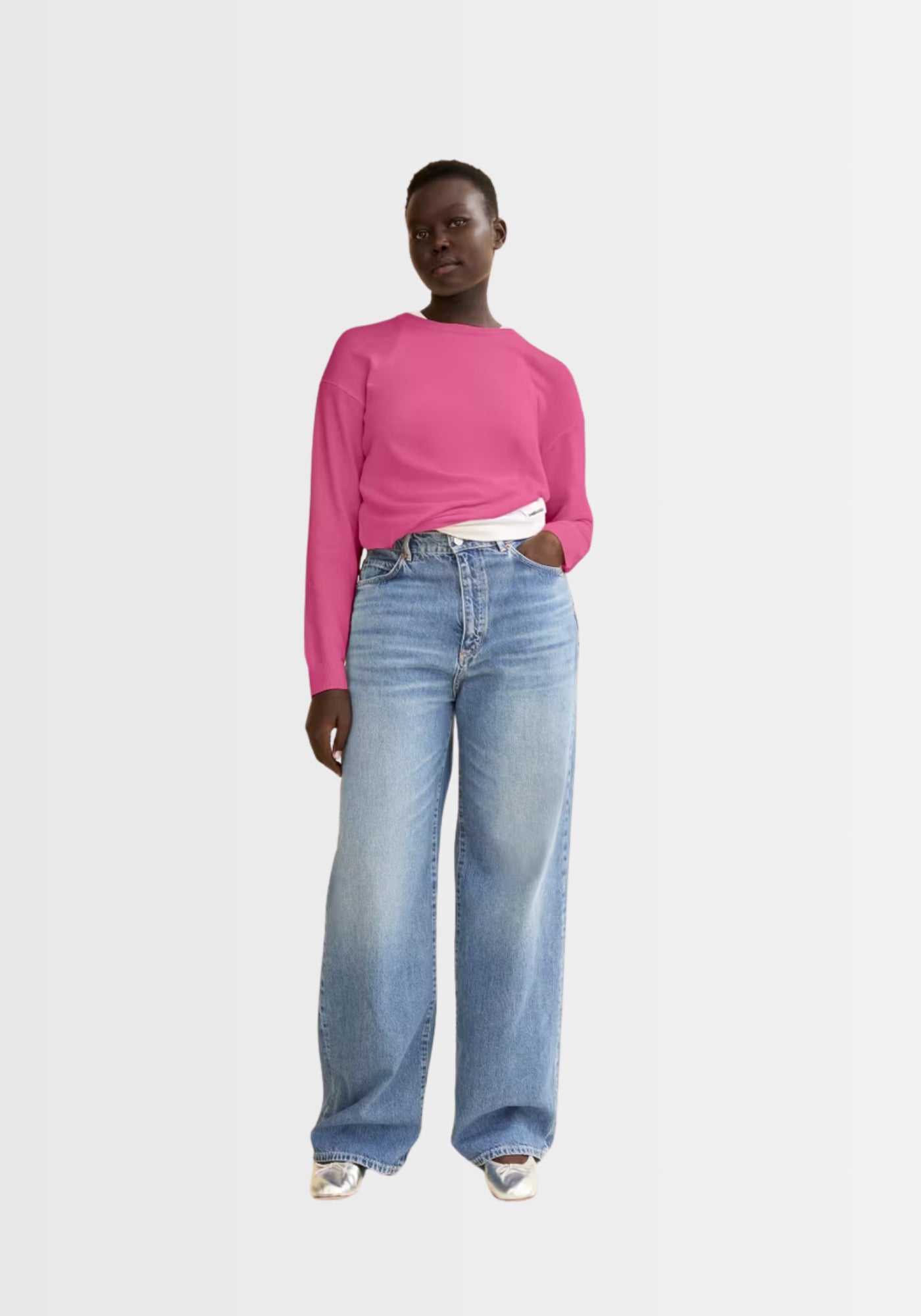 Lifestyle-Aufnahme des Larunaa Sweaters in Crushed Berry, getragen von einem Model, das den bequemen, lässigen Stil und den nachhaltigen Materialmix für einen modernen Alltagslook unterstreicht.

