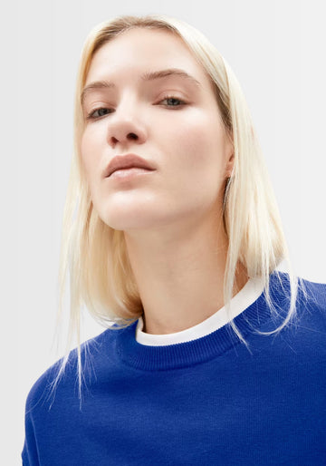 Nahaufnahme des extra feinen Strickmusters des Sweaters in lapis blue, aus hochwertiger Bio-Baumwolle und TENCEL™ Lyocell, der für eine weiche Haptik sorgt.