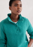 Last Boat Sweatshirt in Light Blue aus weicher Bio-Baumwolle. Stehkragen und bequemer Schnitt, ideal für jede Jahreszeit. Fair produziert.