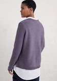 Fair produzierter Makers Pullover in Purple Grey aus Bio-Baumwolle. Schlichter Schnitt mit Rollsäumen und Rippenstruktur für elegantes Layering.