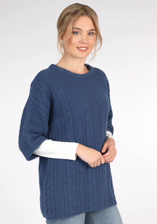 Stilvoll durch den Alltag mit dem Mitzi Pullover in Blau. Weiche Lambswool und lässiges Design sorgen für ultimativen Tragekomfort.