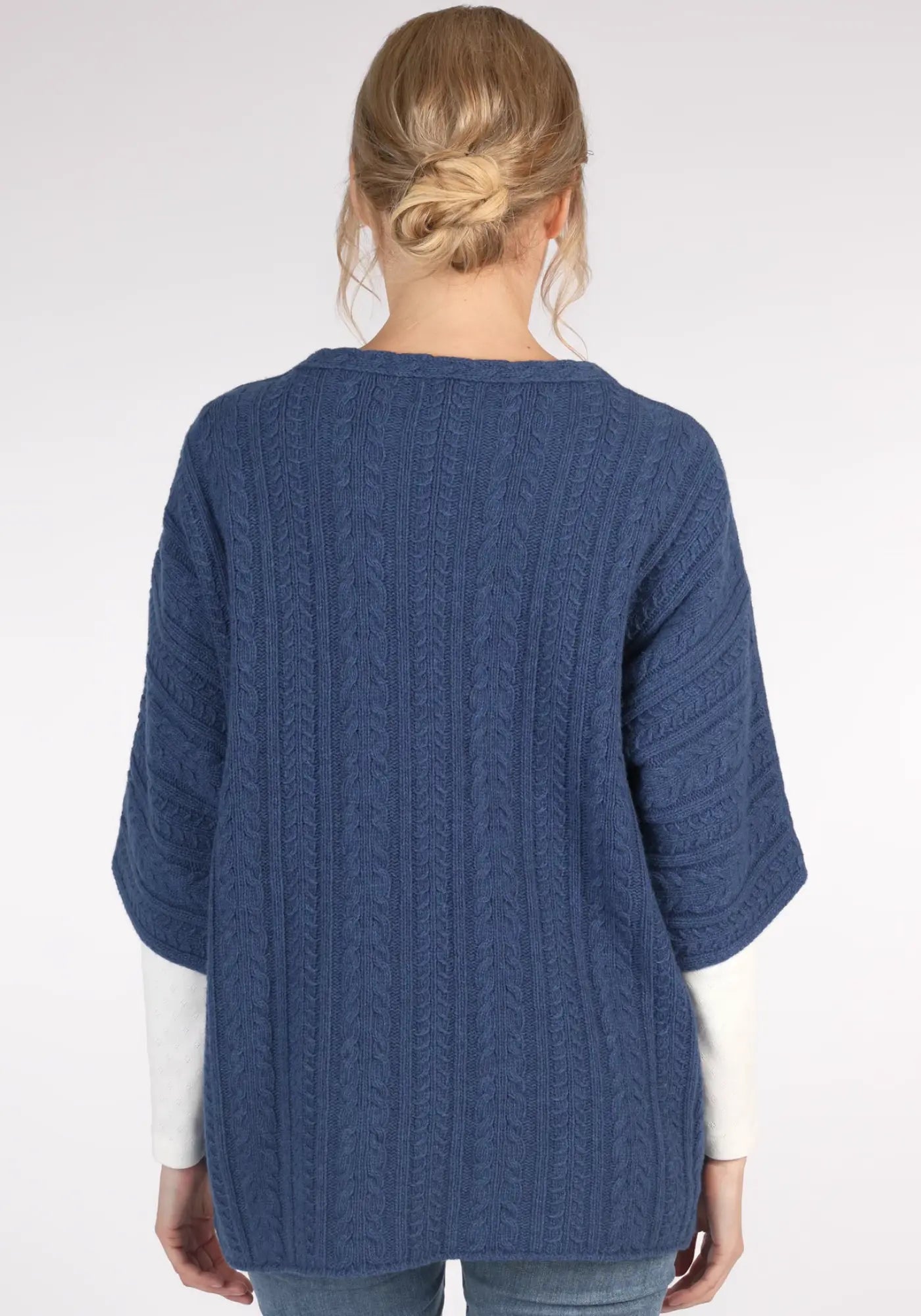 Der blaue Mitzi Pullover besticht durch sein aufwendiges Cable-Muster und die lockere Passform. Perfekt kombinierbar für einen lässigen Look.