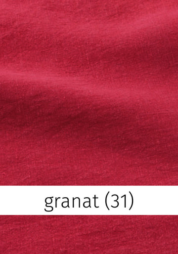 Nahaufnahme des hochwertigen Leinenschals in der Farbe Granat (kräftiges, sattes Rot). Nachhaltig gefertigt von Heidekönigin.