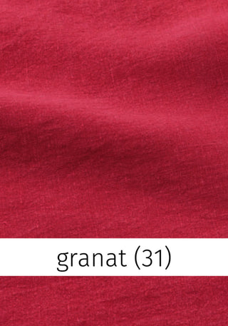 Nahaufnahme des hochwertigen Leinenschals in der Farbe Granat (kräftiges, sattes Rot). Nachhaltig gefertigt von Heidekönigin.