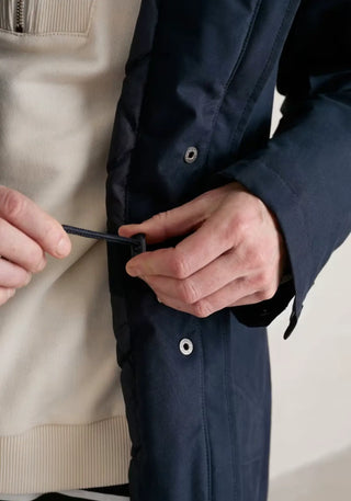 Bleib trocken mit dem Plant Hunter Regenmantel in Blau. Die entspannte Passform, das weiche Fleecefutter und die verstellbare Kapuze machen ihn zum idealen Begleiter bei schlechtem Wetter.