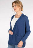 Die Rachel Strickjacke in Blau bietet hohen Tragekomfort dank ihrer weichen Wollmischung und lässigen Passform. Perfekt kombinierbar für einen entspannten Look.