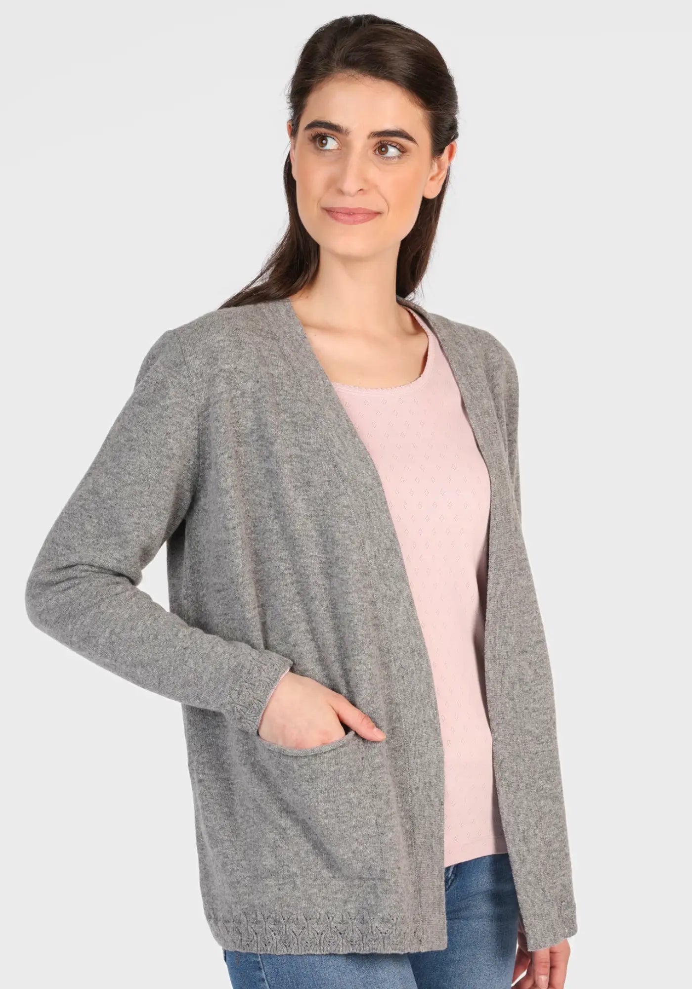 Der Rachel Cardigan in Grau besticht durch seine weiche Wollmischung und die lockere Passform. Ein elegantes und vielseitiges Lieblingsstück.