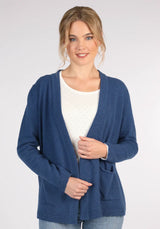 Entdecke die Rachel Strickjacke in Blau. Mit aufgesetzten Taschen und lockerer Passform ist dieser Cardigan die perfekte Ergänzung für jeden modernen Look.