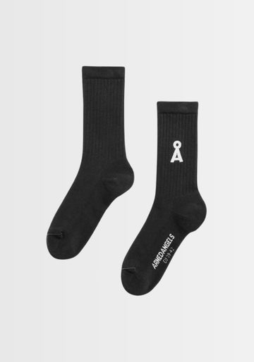 Freigestellte schwarze Socken aus GOTS-zertifiziertem Bio-Baumwoll-Mix, ideal für den Alltag dank atmungsaktivem Material und PETA-approved vegan Zertifizierung.