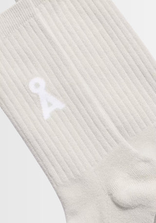 Dieses Modell zeigt die SAAMUS BOLD Socks in "luna rock", einem eleganten Dunkelgrau mit einem kontrastierenden, gestickten A‑Logo. Gefertigt aus einem nachhaltigen Mix aus 78% Bio‑Baumwolle, 20% recyceltem Polyamid und 2% Elasthan, bieten die Socken optimalen Tragekomfort und sind ideal für den Alltag – GOTS-zertifiziert und PETA-approved vegan.