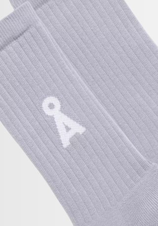 Dieses Bild zeigt die SAAMUS BOLD Socken in "misty morning" – einem dezenten, beruhigenden Farbton. Gefertigt aus 78% Bio-Baumwolle, 20% recyceltem Polyamid und 2% Elasthan, besticht das Modell durch das markante A‑Logo. Produziert in Braga, Portugal, sind die Socken GOTS‑zertifiziert und PETA‑approved vegan – ideal für nachhaltigen Tragekomfort.

