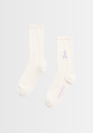 Freigestellte Ansicht der SAAMUS BOLD Socken in "oatmilk‑lavender light". Hergestellt aus einem nachhaltigen Materialmix aus Bio-Baumwolle, recyceltem Polyamid und Elasthan, bieten sie optimalen Tragekomfort. Die Socken sind GOTS-zertifiziert und PETA-approved vegan – produziert in Braga, Portugal.