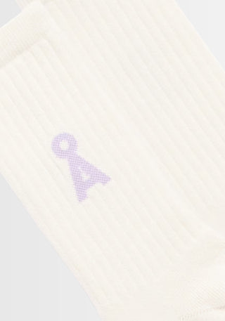 Dieses Bild zeigt die SAAMUS BOLD Socken in "oatmilk‑lavender light", gefertigt aus 78% Bio-Baumwolle, 20% recyceltem Polyamid und 2% Elasthan. Das markante A‑Logo unterstreicht den nachhaltigen Look – produziert in Braga, Portugal, GOTS-zertifiziert und PETA-approved vegan.