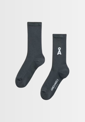 Freigestellte Ansicht der SAAMUS BOLD Socks in „space steel“. Die Socken bestechen durch ihre hochwertige Materialkombination und das auffällige A‑Logo. Hergestellt aus einem nachhaltigen Mix aus Bio‑Baumwolle, recyceltem Polyamid und Elasthan, sind sie GOTS‑zertifiziert und PETA‑approved vegan – ideal für umweltbewusste Konsument*innen.